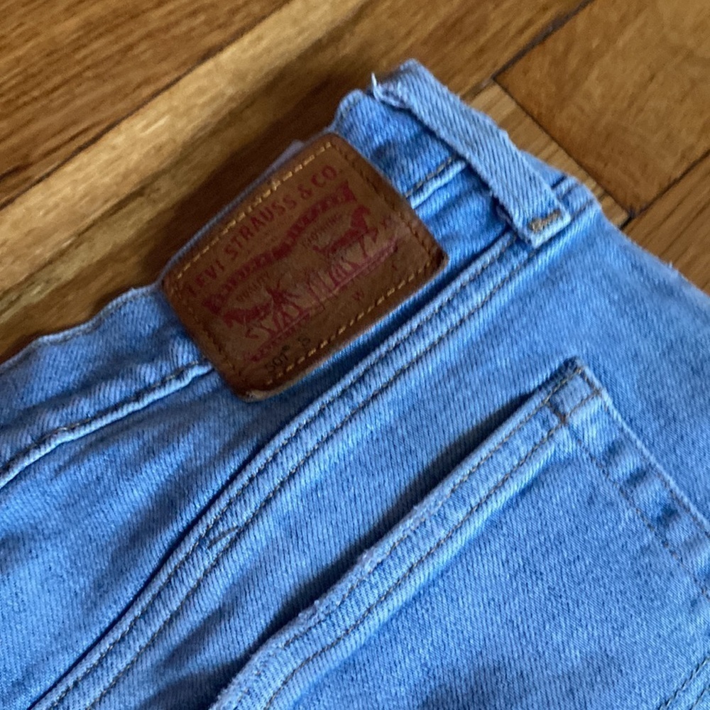 Levi’s button fly high waisted 31 denim jeans slight discoloration back see pics - Picture 10 of 10